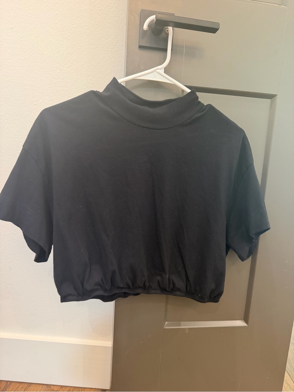 ALO Yoga Black Cropped Mock-Neck Short Sleeve Top - Picture 2 of 2